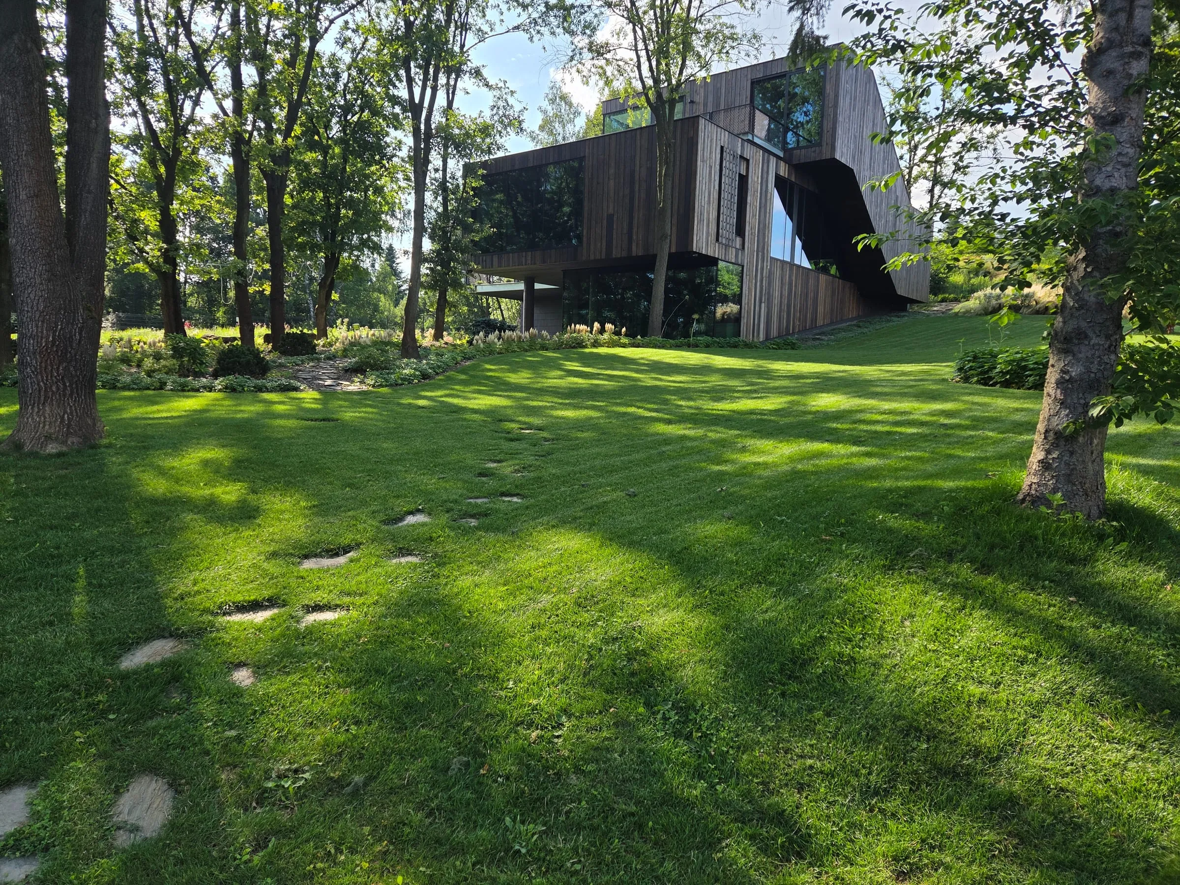 Realizacja Health Garden — ogród rezydencjonalny z rozległym trawnikiem
